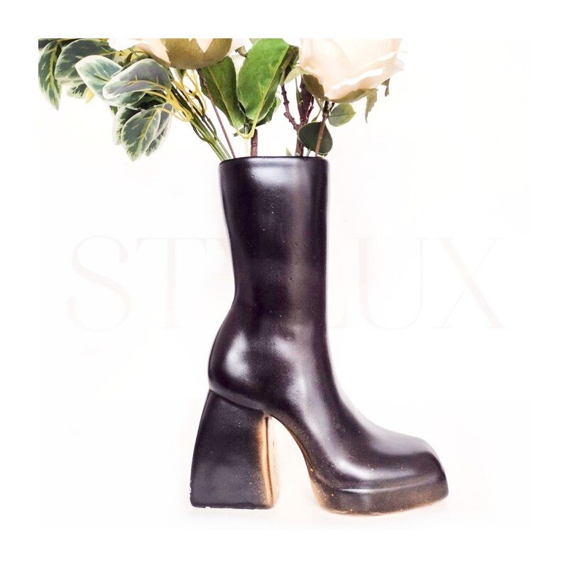 Boot, vaza si decoratiune interioara