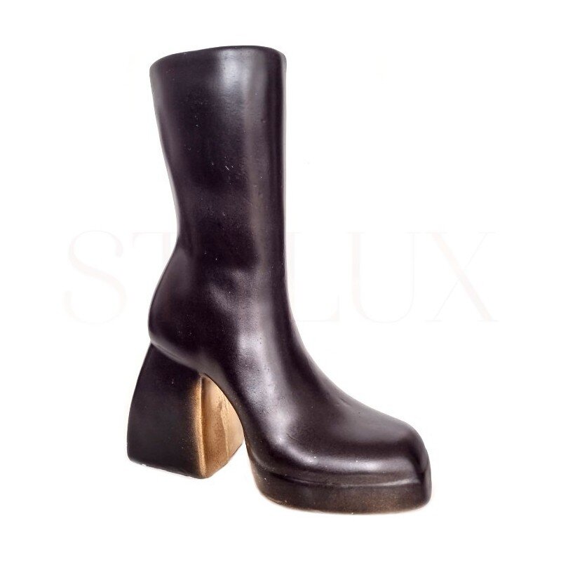 Boot, vaza si decoratiune interioara